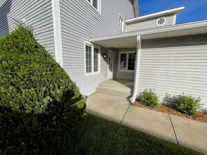 Exterior detail - Incredible View Waterfront Condo, Great Location-Boat Rental-Pool-Fire Pit (Benton)