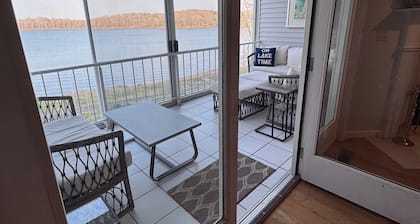 Incredible View Waterfront Condo, Great Location-Boat Rental-Pool-Fire Pit