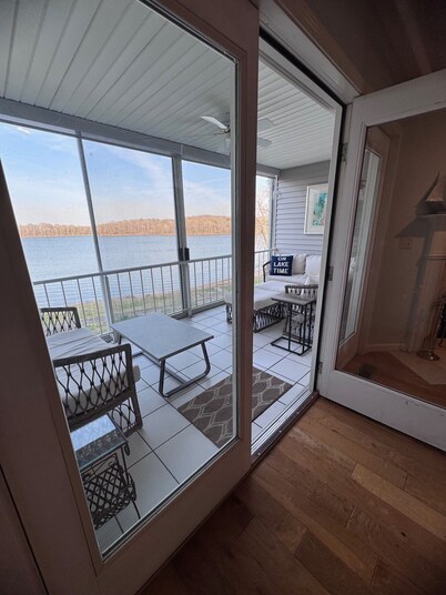 Incredible View Waterfront Condo, Great Location-Boat Rental-Pool-Fire Pit