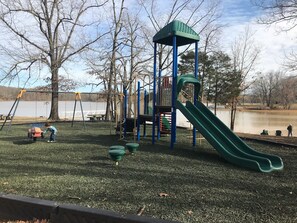 Children’s area - Incredible View Waterfront Condo, Great Location-Boat Rental-Pool-Fire Pit (Benton)