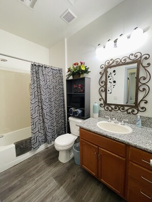 Duschwanne, Haartrockner, Handtücher, Seife