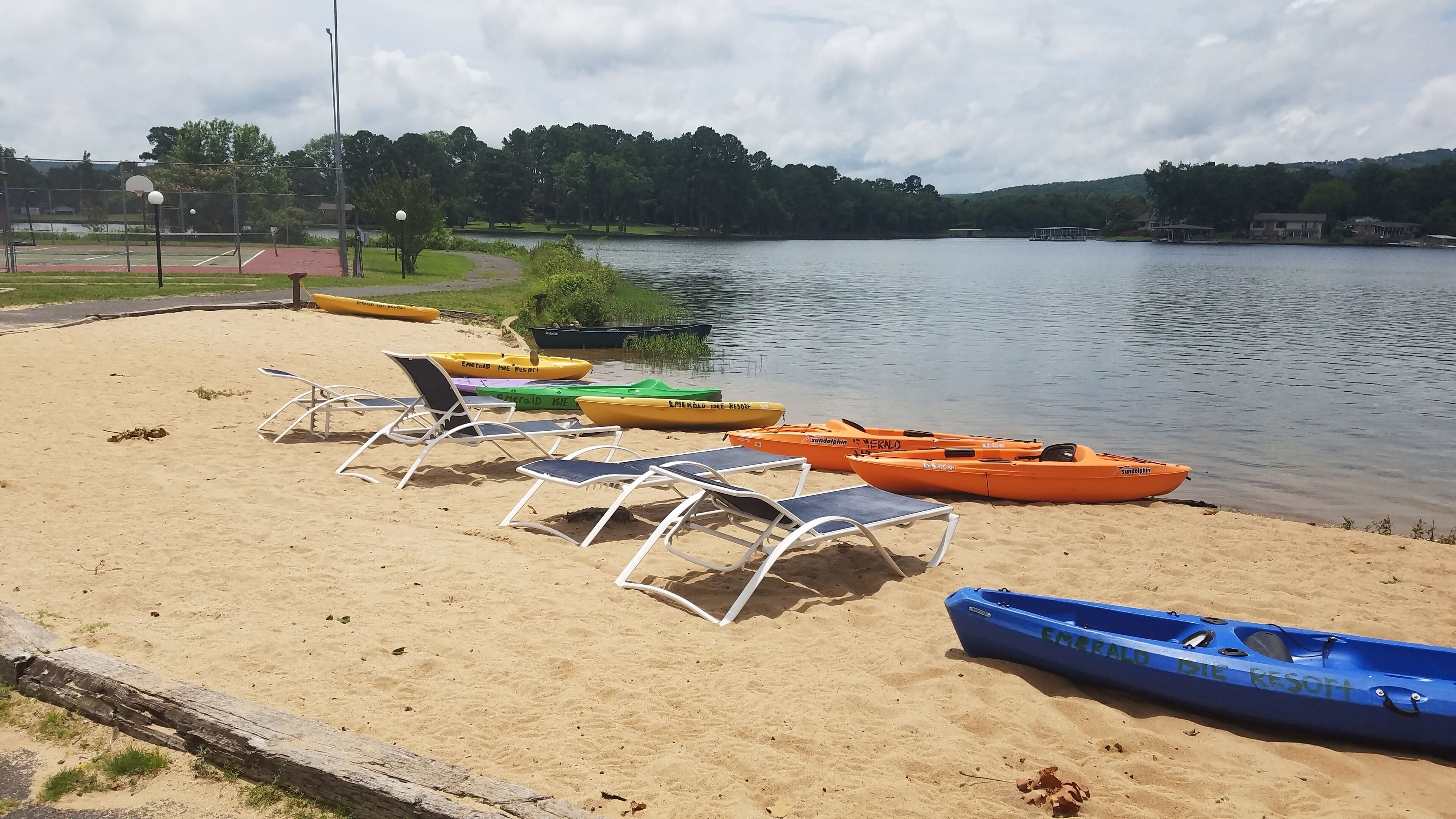 SPACIOUS & updated on Lk Hamilton- Family fun, gated, FREE kayaks, pool, & MORE