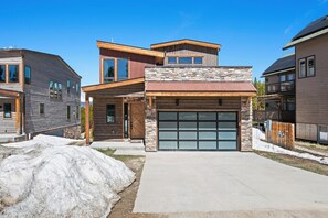 Exterior - Views|Hot Tub| Luxury|Free Bus Route (Breckenridge)