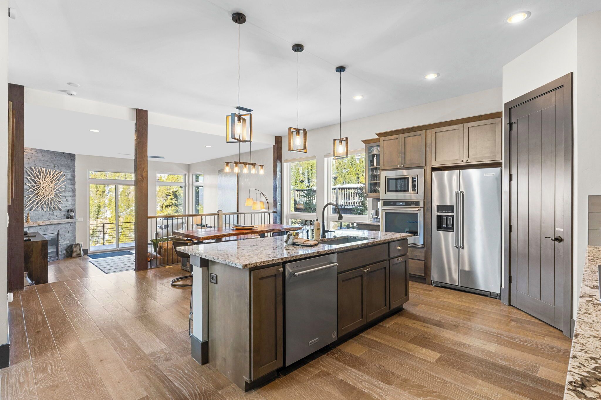 Jääkaappi, mikroaaltouuni, uuni, liesi