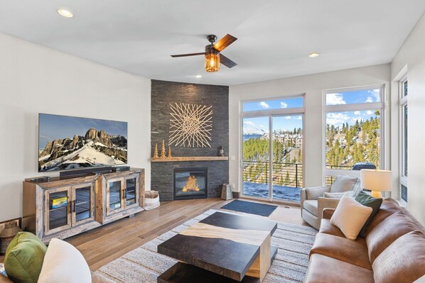 Smart TV, fireplace, stereo