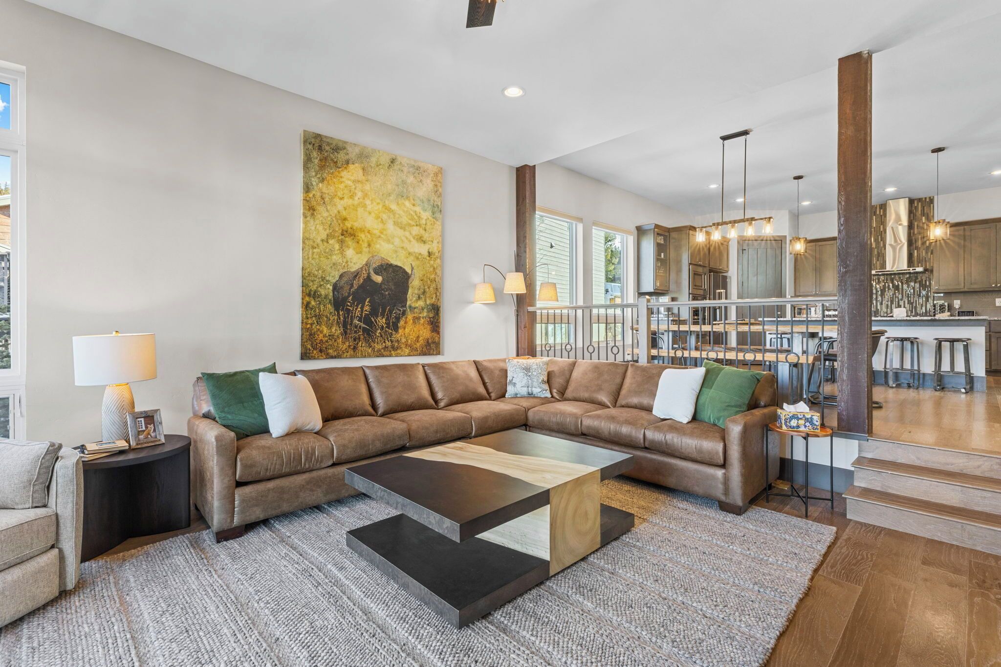 Een smart-tv, een open haard en een stereo