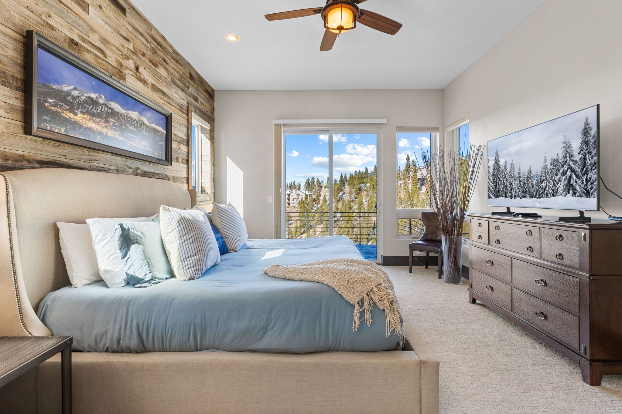 5 slaapkamers, een strijkplank/strijkijzer, reisbedje, gratis wifi