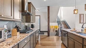 冰箱、微波炉、烤箱、炉灶