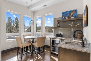 Dining - Views|Hot Tub| Luxury|Free Bus Route (Breckenridge)