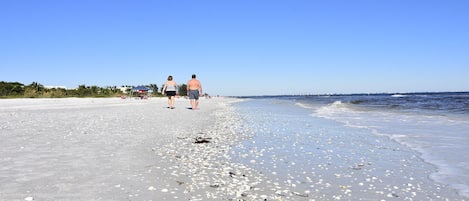 Ubicación cercana a la playa, tumbonas y toallas de playa