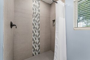 Séchoir à cheveux, serviettes fournies, papier de toilette