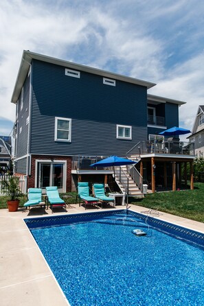 Una piscina al aire libre, una piscina climatizada