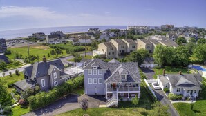 Un quartier résidentiel avec des maisons, une piscine et une vue sur l’océan.