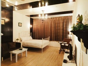컴포트 더블룸 | 책상, 암막 커튼, 간이 침대