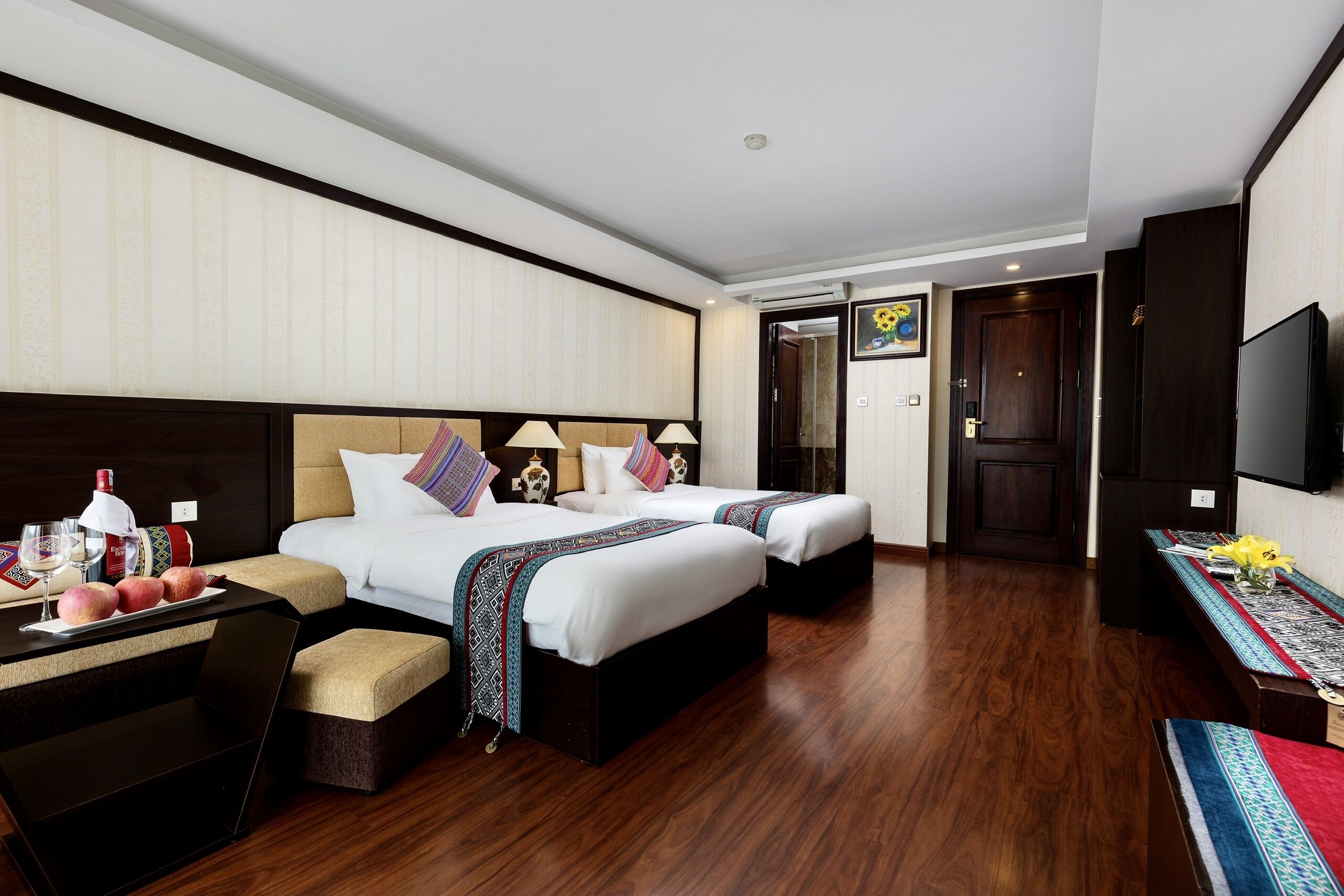 deluxe room, mountain view | minibar, in-room safe, desk, soundproofing