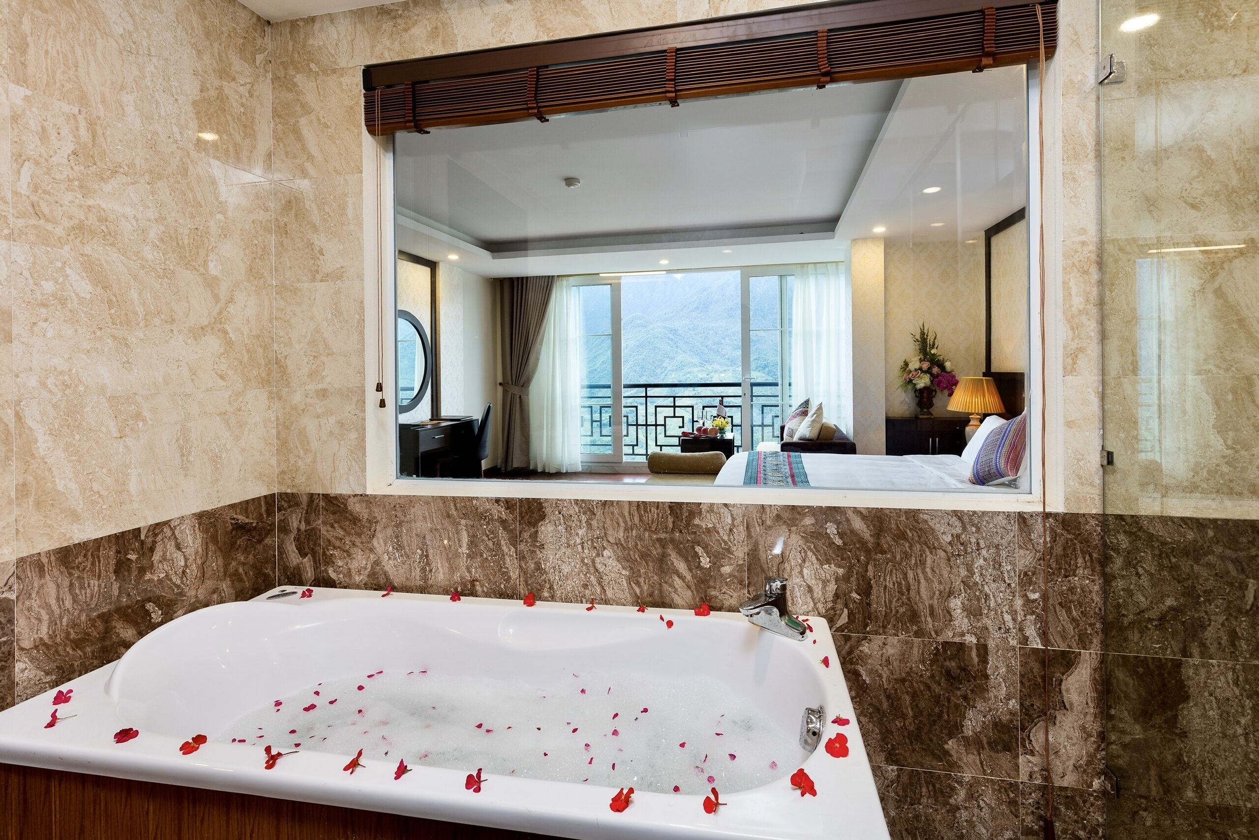 diamond suite  | bathroom | free toiletries, hair dryer, slippers, towels