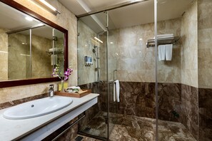 Articles de toilette gratuits, sèche-cheveux, chaussons