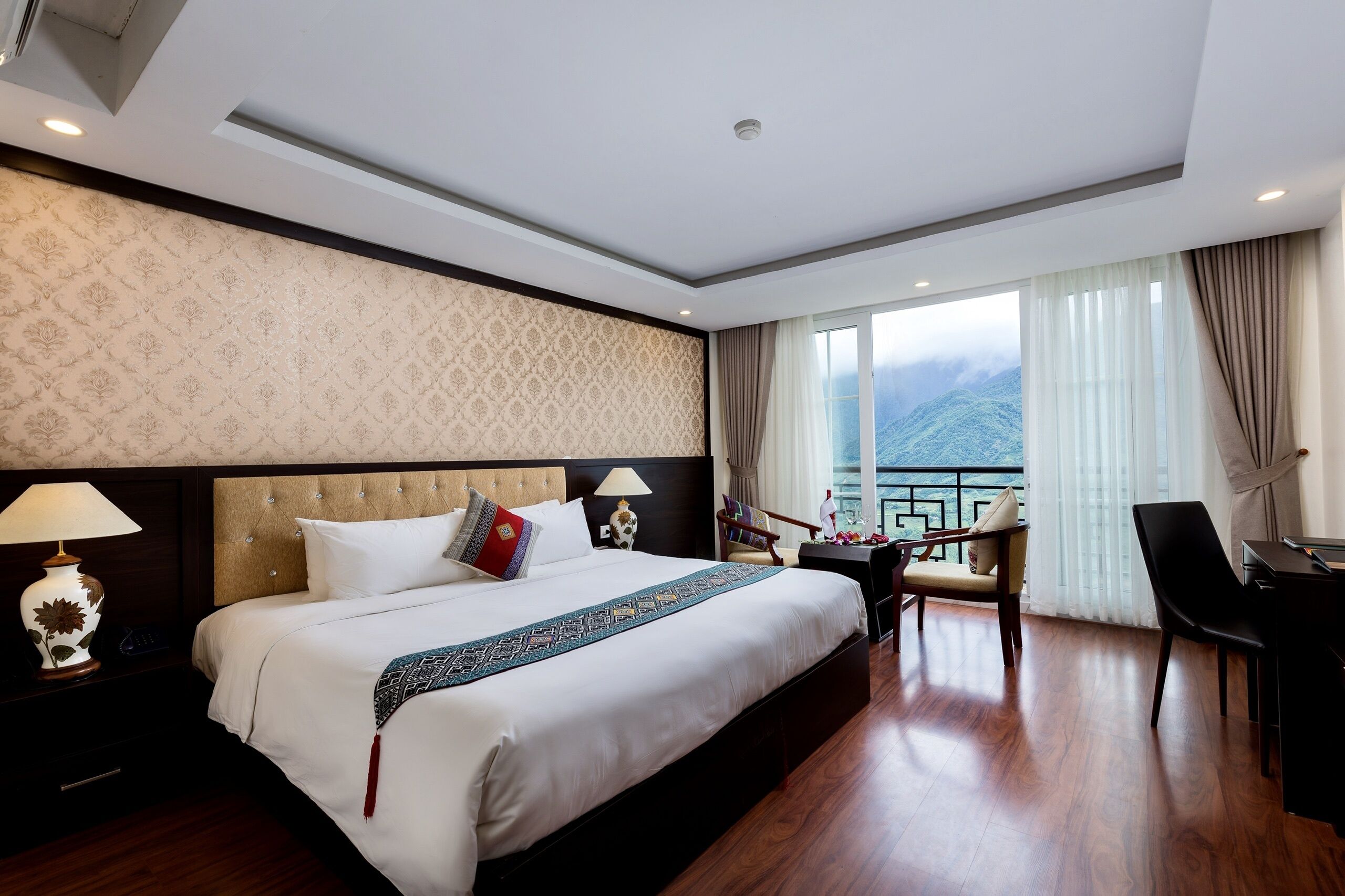 deluxe room, mountain view | minibar, in-room safe, desk, soundproofing