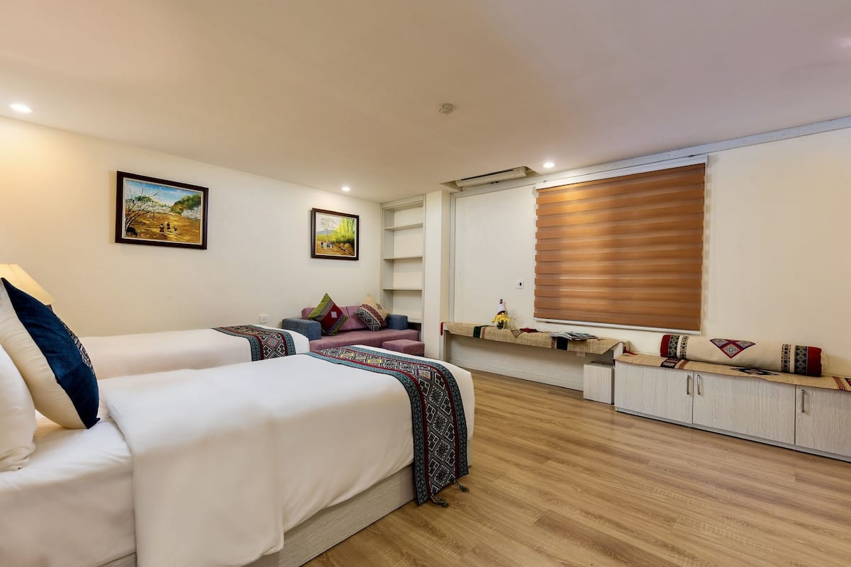 Suite familiar, vista a la montaña | 1 habitación, minibar, caja de seguridad en la habitación y escritorio