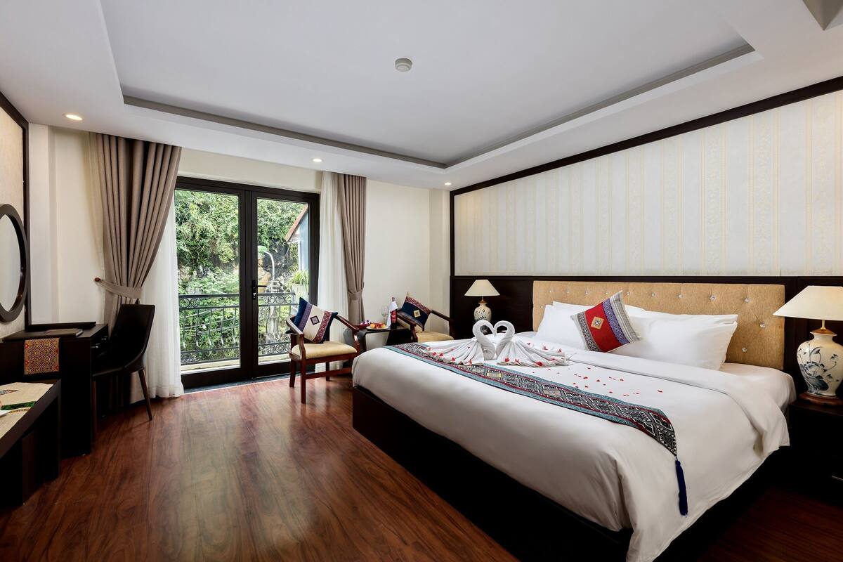 Spacious Deluxe City View | Minibar, in-room safe, desk, soundproofing