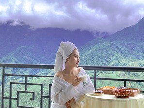 Habitación familiar, vistas a la montaña (Deluxe) | Balcón