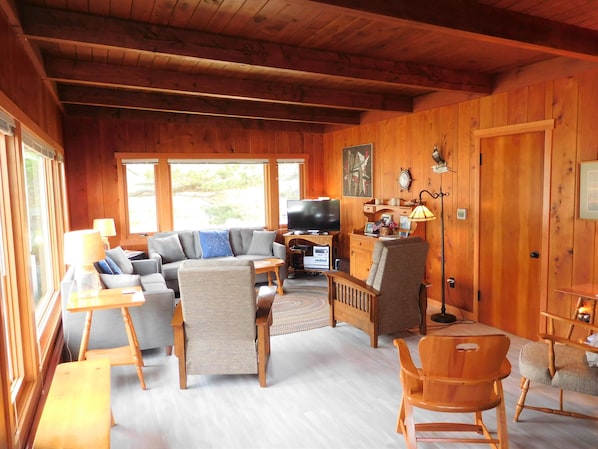 Smart TV, fireplace, DVD player, table tennis