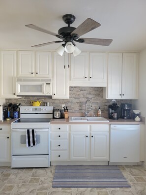 Geladeira, micro-ondas, fogão, cooktop