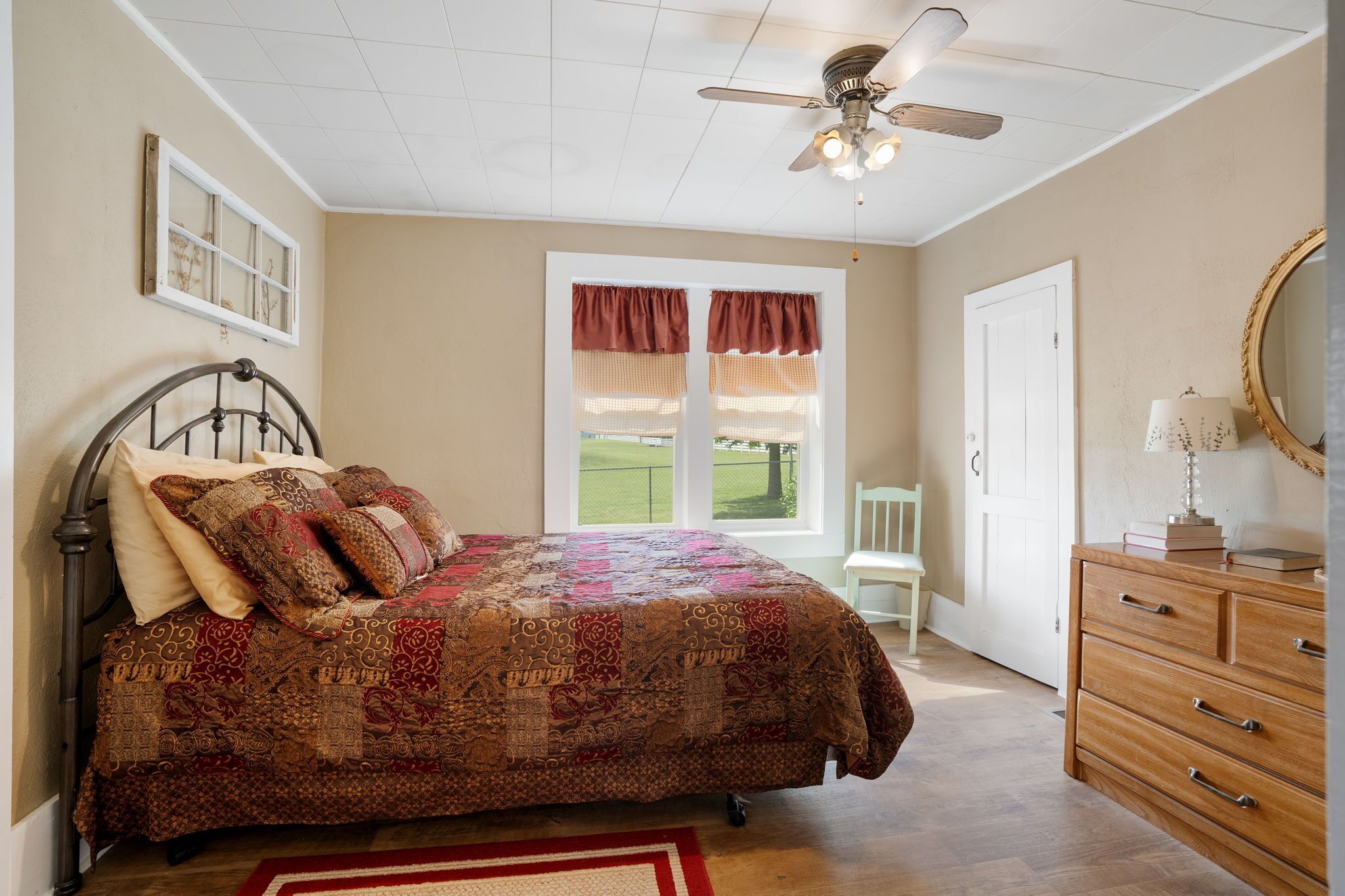 2 quartos, ferros/tábuas de passar roupa, berço de viagem