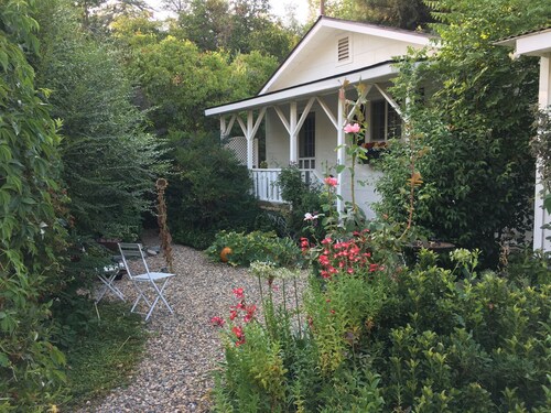 DOWNTOWN MURPHYS, HALF BLOCK TO MAIN ST