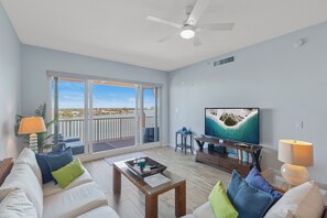 TV connectée, lecteur de DVD, livres, chaîne hi-fi