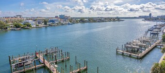 Spotless Condo Stunning 180° Views Comfy King Beds Walk 2 Beach No Car Needed