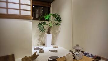 Habitación cuádruple (Tokugawa) | Escritorio, cortinas blackout, wifi gratis y ropa de cama