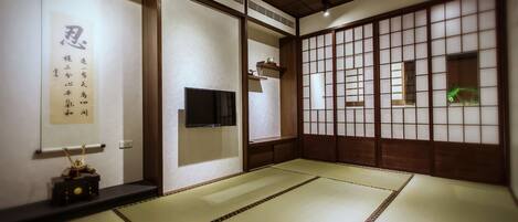 Una scrivania, tende oscuranti, Wi-Fi gratuito, lenzuola