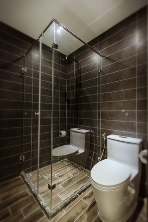 Zweibettzimmer (Toyotomi) | Badezimmer | Dusche, Regendusche, Haartrockner, Hausschuhe