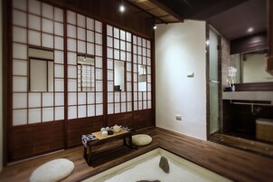 Habitación cuádruple (Tokugawa) | Escritorio, cortinas opacas, wifi gratis y ropa de cama