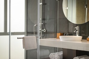 Shower, rainfall showerhead, free toiletries, hair dryer