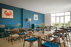 S'hi serveixen esmorzars, dinars i plats de cuina local i internacional