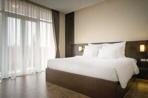 Minibar, in-room safe, desk, blackout curtains - La Paz Hanoi Hotel (Hanoi)