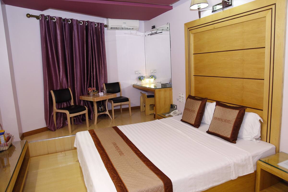 Minibar, in-room safe, desk, WiFi (free)