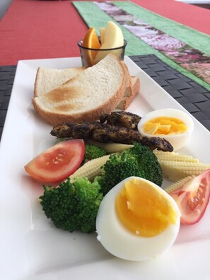 Daily continental breakfast (TWD 200 per person)