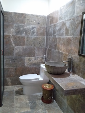 Familieværelse | Badeværelse | Gratis toiletartikler, hårtørrer, badekåber, hjemmesko