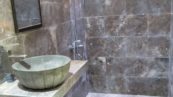 Artículos de tocador gratuitos, secador de pelo, batas, pantuflas