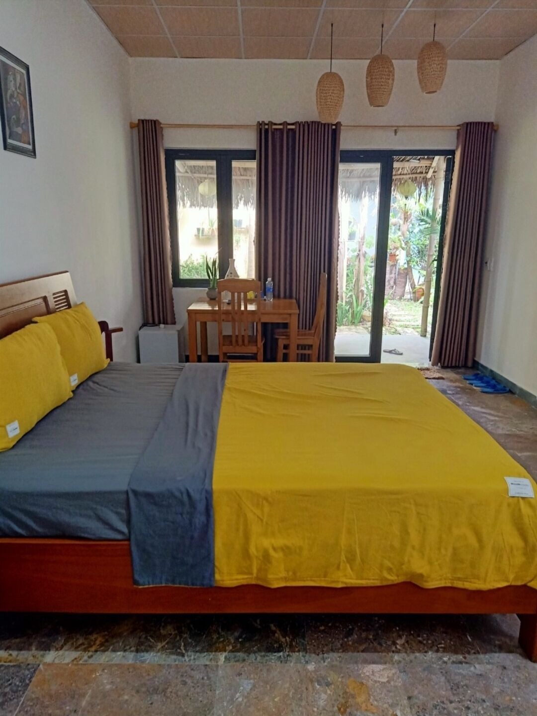 Minibar, individuell dekoriert, Schreibtisch