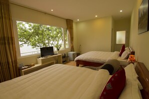 Camera familiare (Deluxe ) | Minibar, una scrivania, tende oscuranti, insonorizzazione