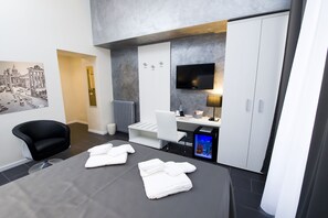 Standard Double or Twin Room | Minibar, in-room safe, desk, rollaway beds - Grey&White B&B (Rome)