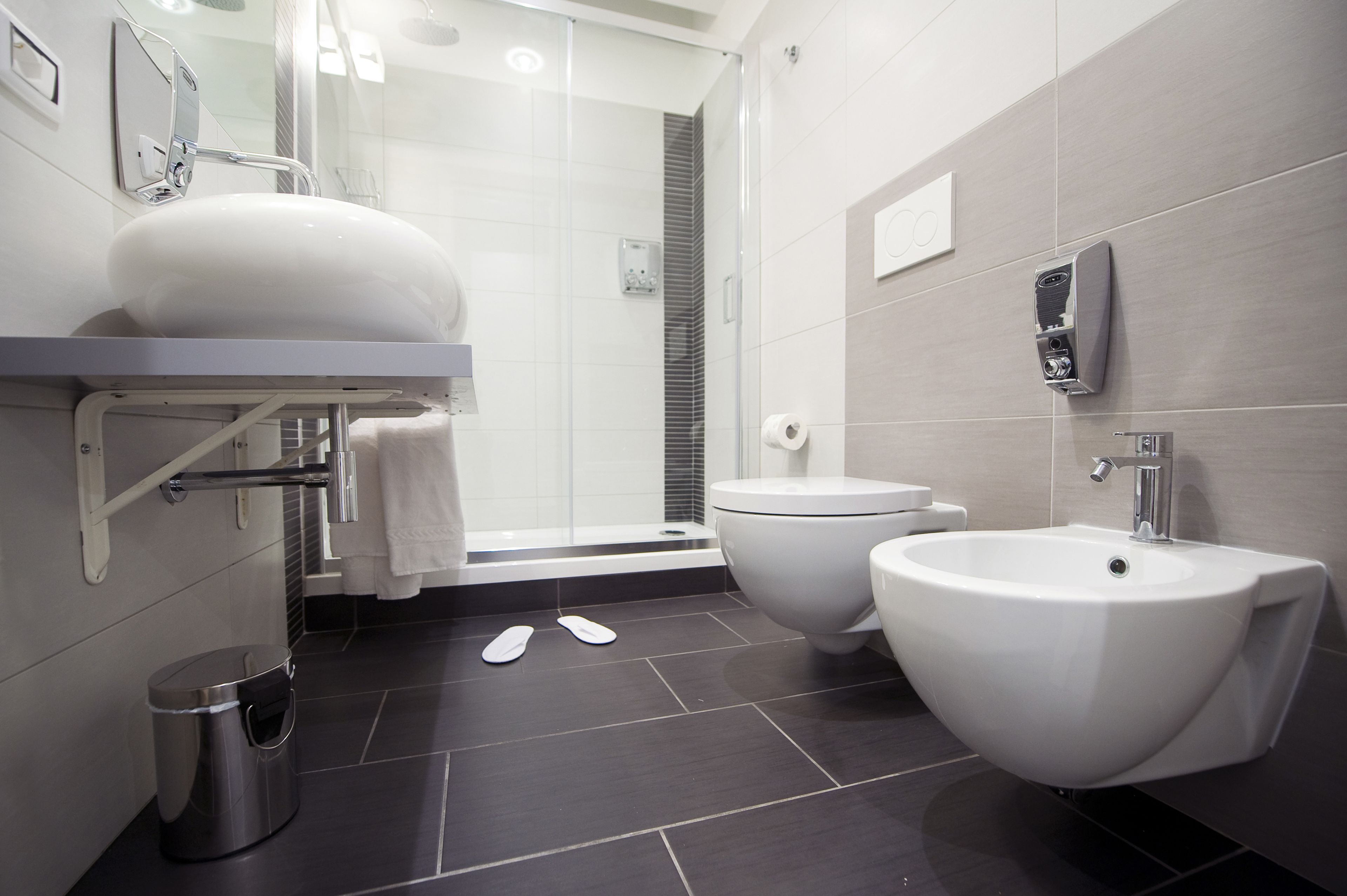 Standard Double or Twin Room | Bathroom | Shower, free toiletries, hair dryer, bidet