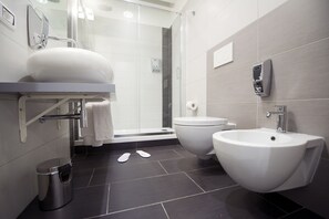 Standard Double or Twin Room | Bathroom | Shower, free toiletries, hair dryer, bidet - Grey&White B&B (Rome)