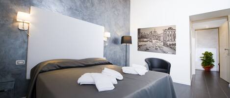 Habitación estándar con 1 cama matrimonial o 2 individuales | Minibar, caja de seguridad en la habitación, escritorio y camas extra