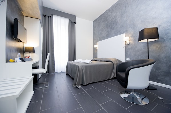 Standard Double or Twin Room | Minibar, in-room safe, desk, rollaway beds - Grey&White B&B (Rome)