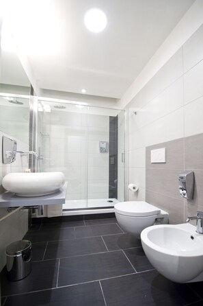 Habitación estándar con 1 cama doble o 2 individuales | Baño | Ducha, artículos de higiene personal gratuitos, secador de pelo y bidé